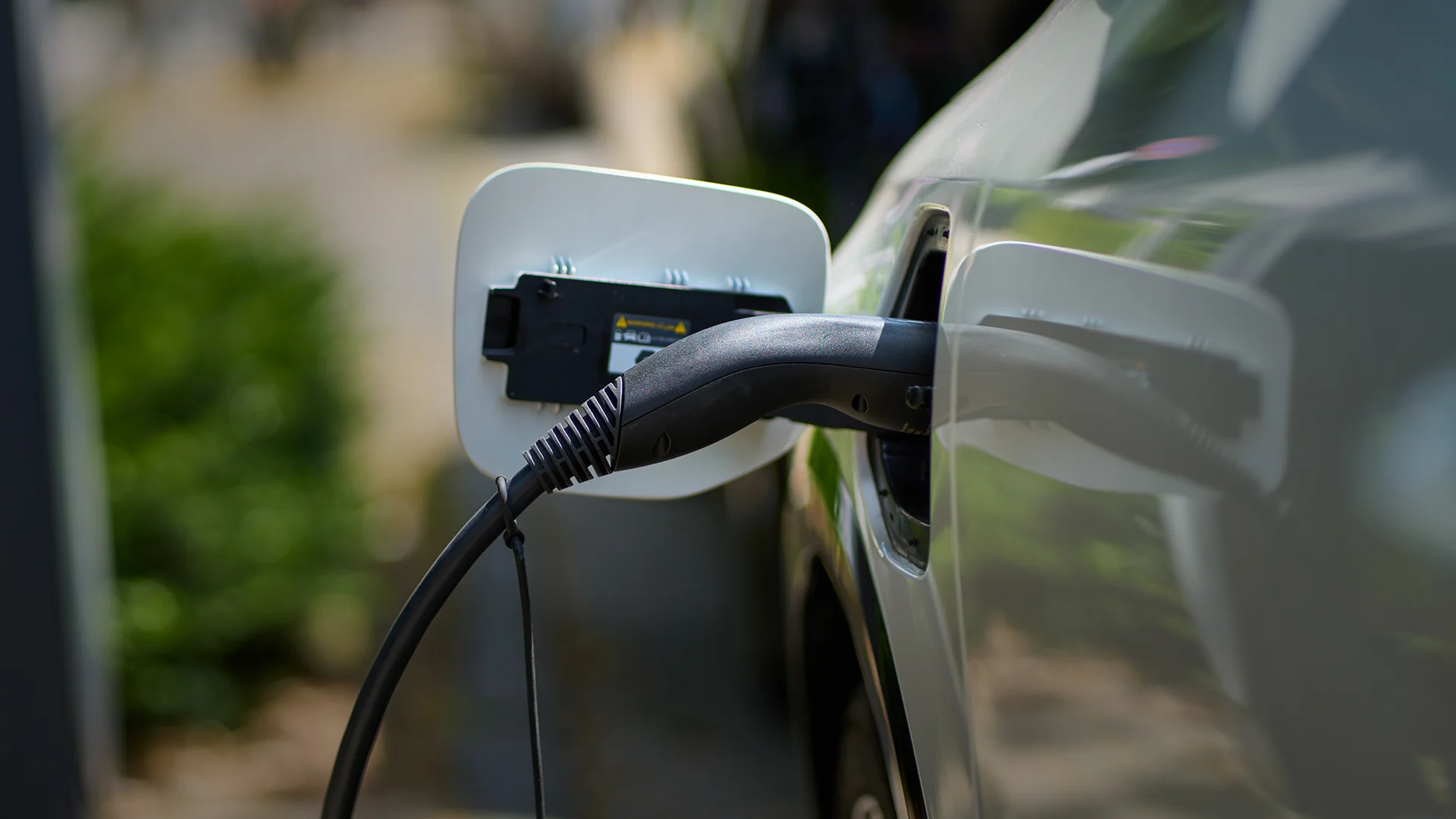 Elektroauto beim Laden an einer Ladesäule – Symbol für nachhaltige Mobilität, Energiewende und zukunftsorientierte Infrastruktur bei ai Consult GmbH.